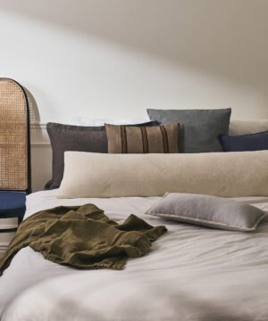 tempur-long-hug-komforta-spilvens-uz-gultas