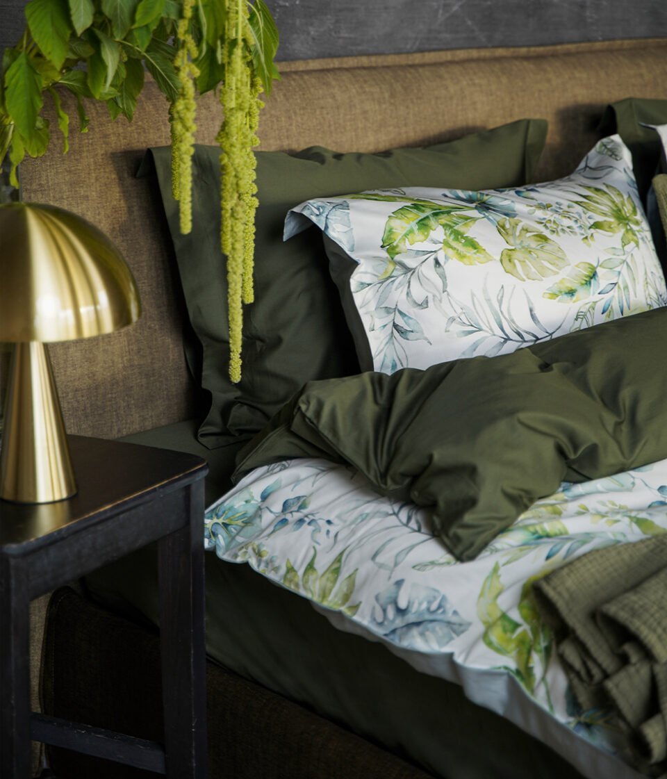 Satīna spilvendrāna Flora Costera kompozīcija