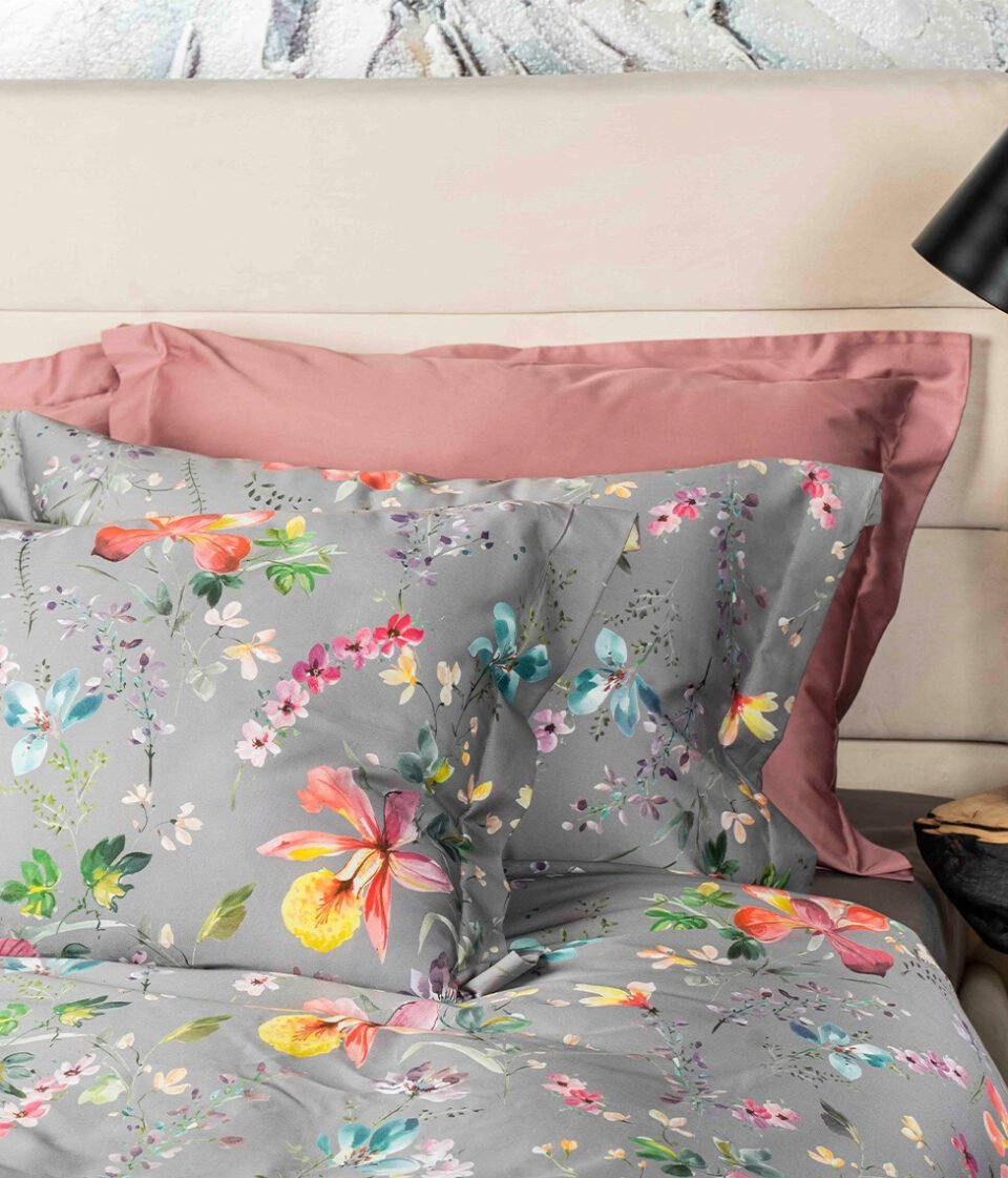 Satīna spilvendrāna Weekend Blooms kompozīcija