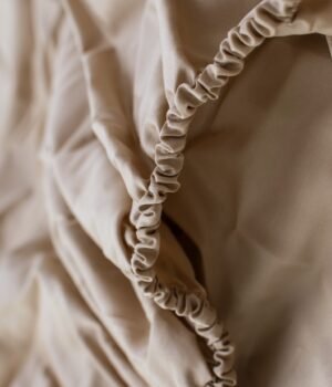 satina-palags-ar-gumiju-almond-gumija