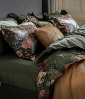 Satīna spilvendrāna Magic Garden Moss uzklāts