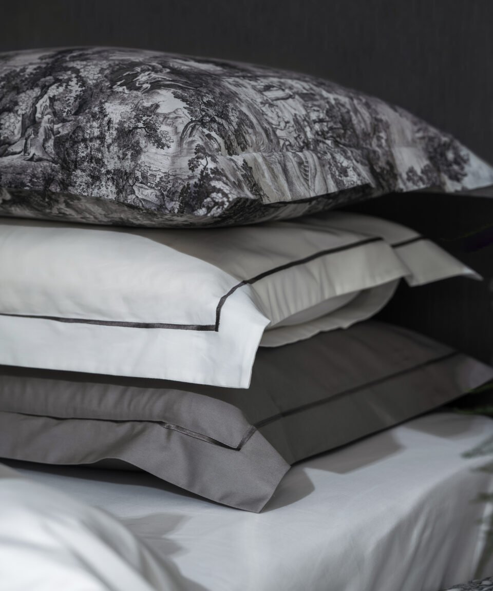 Satīna spilvendrāna The Lovers Tale Grey