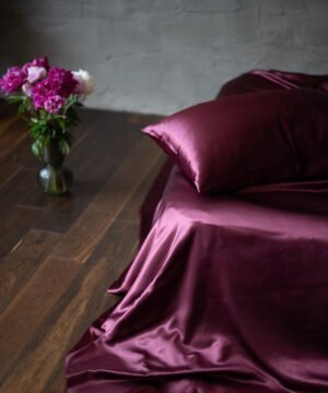 Zīda spilvendrāna Burgundy kompozīcija