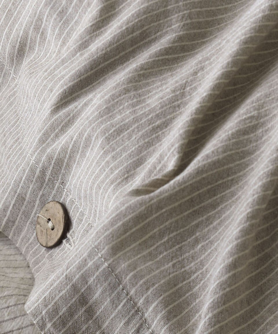 Chambray kokvilnas spilvendrāna Cottage Brown ar pogām