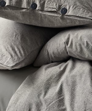 kokvilnas-gultas-velas-komplekts-chambray-pinstrape-stripains-ar-pogam