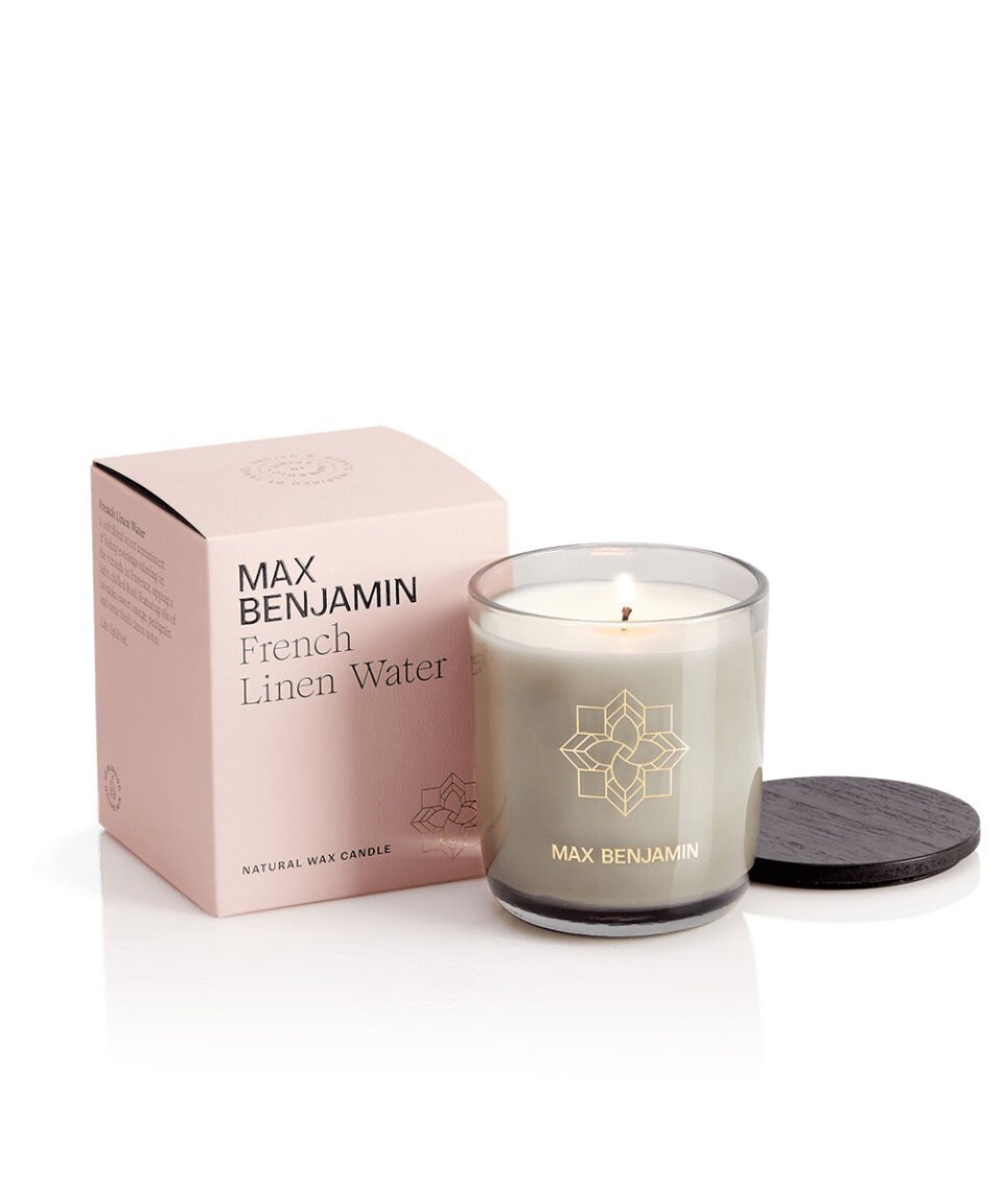 Max Benjamin aromātiskā svece French Linen Water ar kastīti
