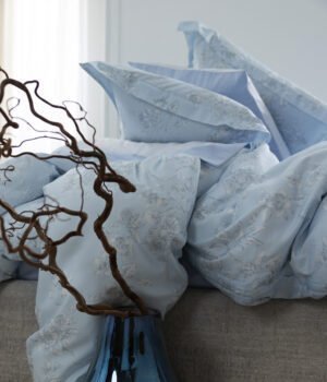 satina-gultas-velas-komplekts-eden-blue-kompozicija