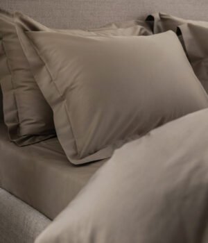 satina-gultas-velas-komplekts-grey-cliff-pelekbess