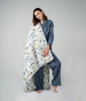 satina-gultas-velas-komplekts-silky-poems-sieviete-parvalks