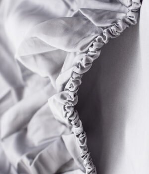 satina-palags-ar-gumiju-silver-chalk-gumija