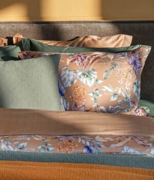 Satīna spilvendrāna Flora Costera Cinnamon kompozīcija