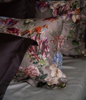 Satīna spilvendrāna Magic Garden Grey Cliff kompozīcija