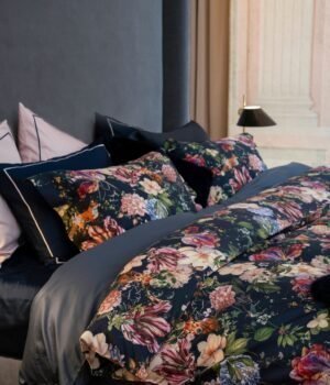 Satīna spilvendrāna Secret Garden Dark Blue kompozīcija