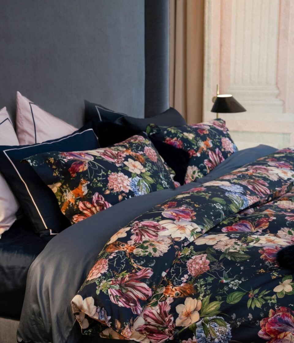 Satīna spilvendrāna Secret Garden Dark Blue kompozīcija