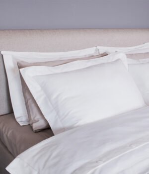 Satīna spilvendrāna White kompozīcija