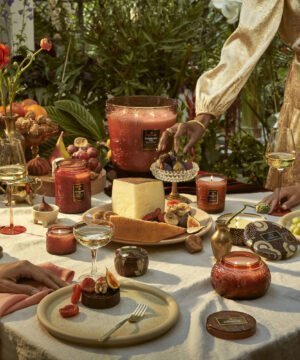 Voluspa aromātiskā svece Forbidden Fig smaržīgu sveču kompozīcija