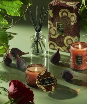 Voluspa aromātiskā svece Forbidden Fig stikla trauciņā kompozīcija