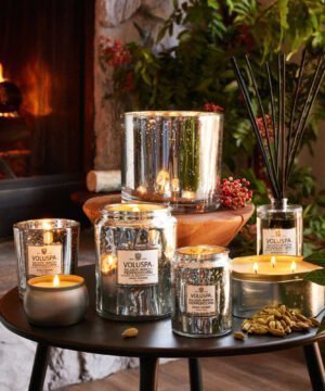 Voluspa aromātiskā svece Silver Birch kompozīcija