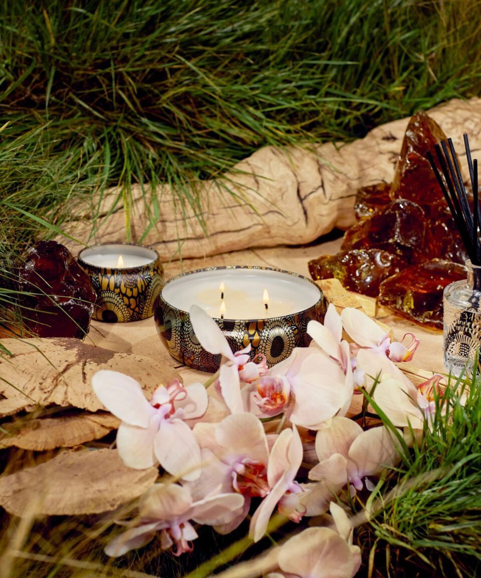 Voluspa aromātiskās sveces Baltic Amber metāla trauciņā kompozīcija