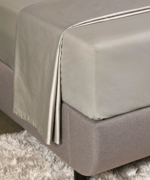 zakarda-satina-palags-beige-uz-gultas