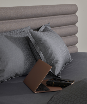 zakarda-satina-spilvendrana-palags-anthracite-uz-gultas