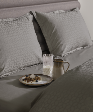 zakarda-satina-spilvendrana-palags-beige-uz-gultas