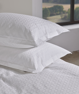 zakarda-satina-spilvendrana-white-divas