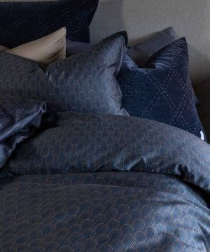 satina-gultas-vela-betty-blue-zila-ar-rakstu