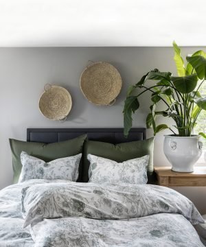 satina-gultas-vela-marielle-green-ar-ziedu-rakstu