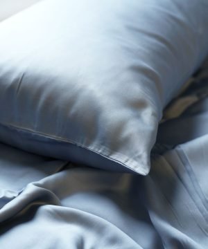 satina-gultas-vela-bambusa-zila-spilvendrana-sturis