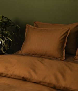 satina-gultas-vela-stripe-in-line-cinnamon-spilvendrana